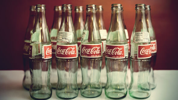 Обои на рабочий стол Пустые бутылки (coca-cola)