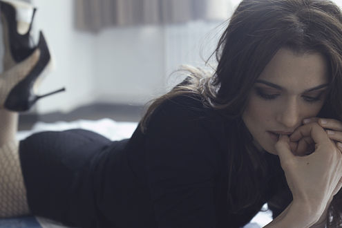 Обои на рабочий стол Rachel Weisz в лежит на животе в чулках в крупную сетку, обута в туфли