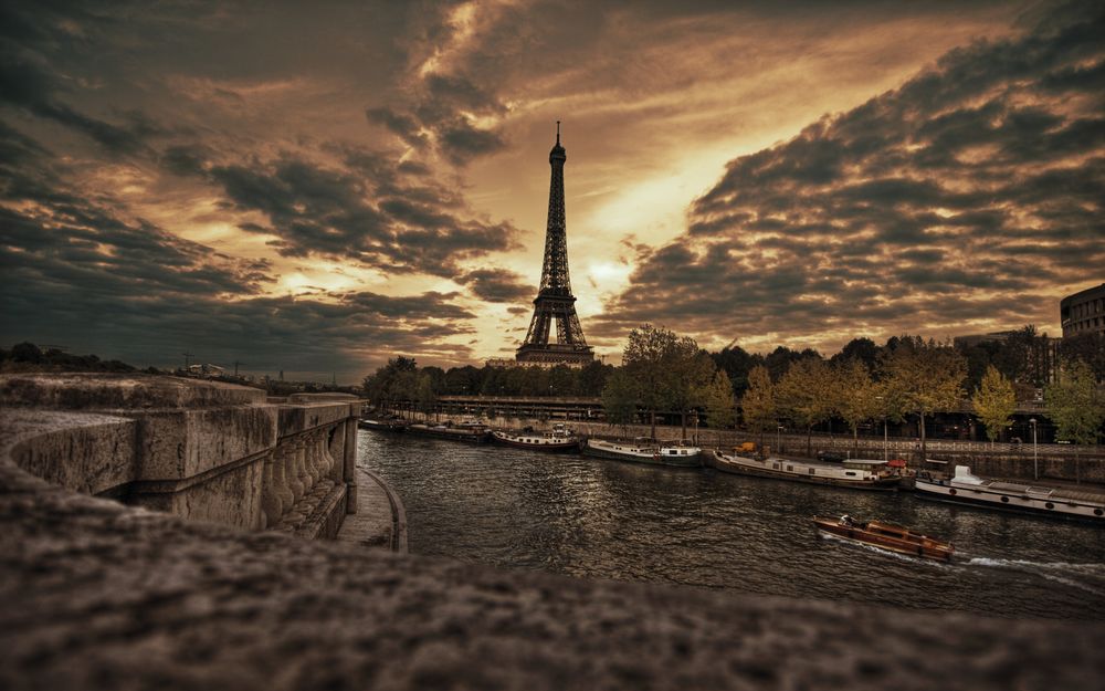 Обои для рабочего стола Рассвет над Парижем, вид с моста на Эйфелеву Башню