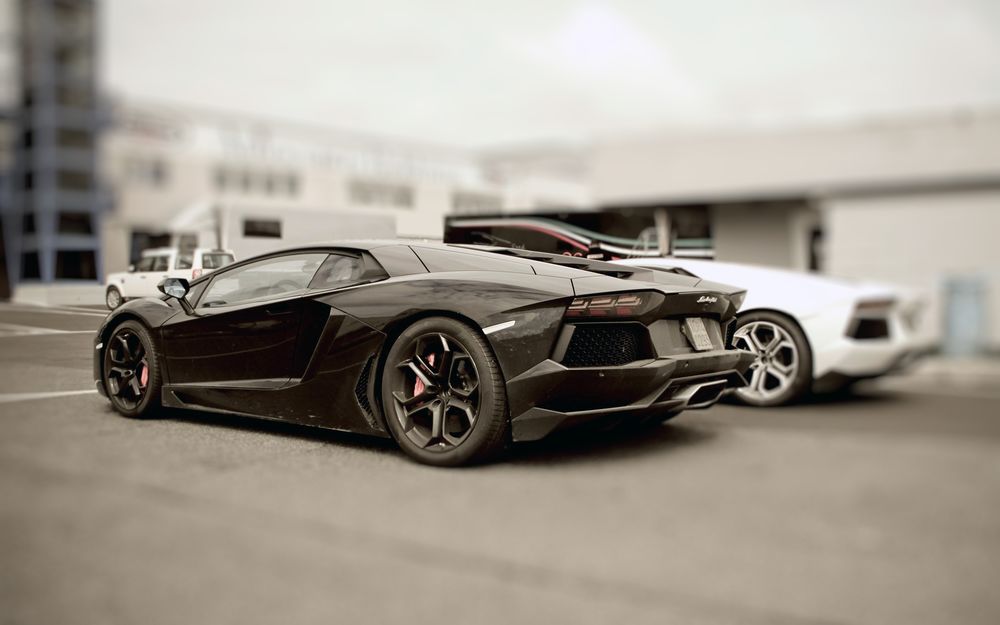 Обои для рабочего стола Lamborghini на стоянке