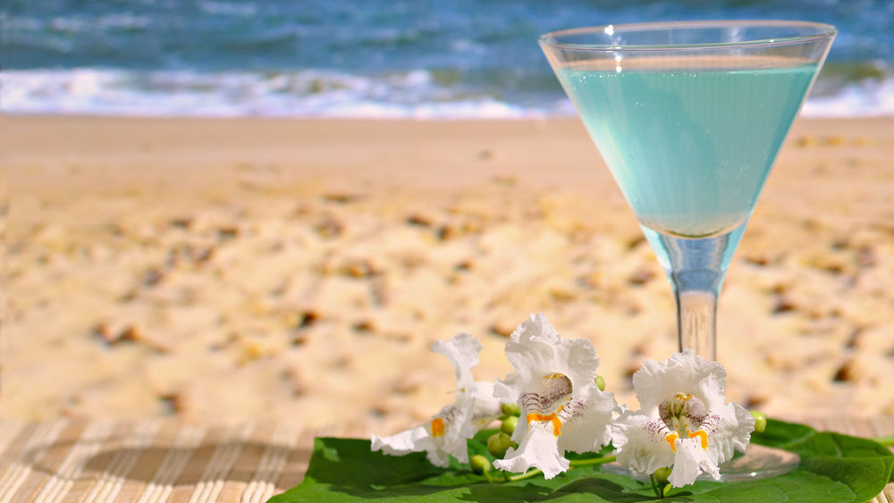 Обои для рабочего стола Ирисы и голубой коктейль с оливками на пляже