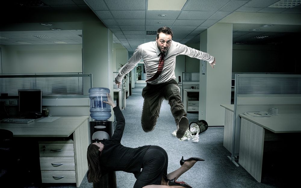 Обои для рабочего стола Офисный работник несется, прыгая через секретаршу и снося все на своем пути