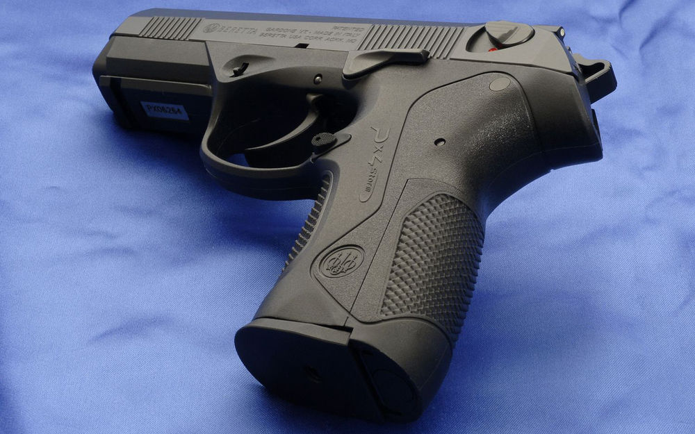 Обои для рабочего стола Черный пистолет (Beretta)