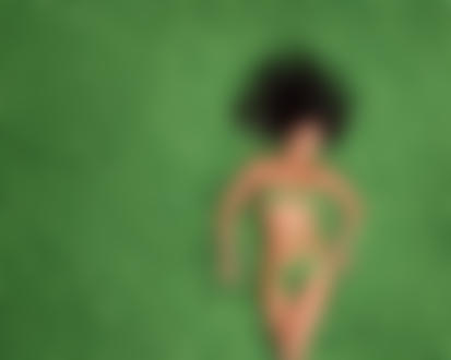 Обои на рабочий стол Обнаженная брюнетка Candice Michelle в листьях