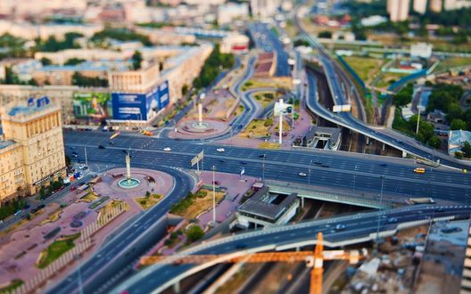 Обои на рабочий стол Миниатюрная Москва от Дмитрия Чистопрудова. Фотограф запечатлил город с высоты 200 метров с башни «Федерация». Город снят как игрушечный - эффект Тилт шифт (Tilt Shift)