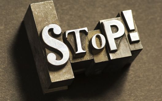 Обои на рабочий стол Надпись STOP! на металле