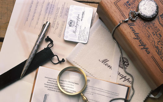 Обои на рабочий стол Ручка, часы, увеличительное стекло, бумаги и книга Montegrappa