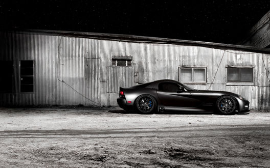 Обои на рабочий стол Dodge Viper возле дома