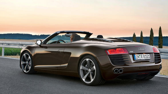 Обои на рабочий стол Кабриолет Audi R8 V12, коричневого цвета