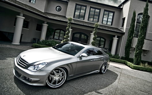 Обои на рабочий стол Mercedes-Benz CLS во дворе