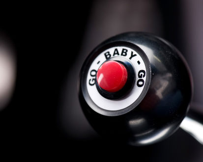 Обои на рабочий стол Красная кнопка (Go - Baby - Go)