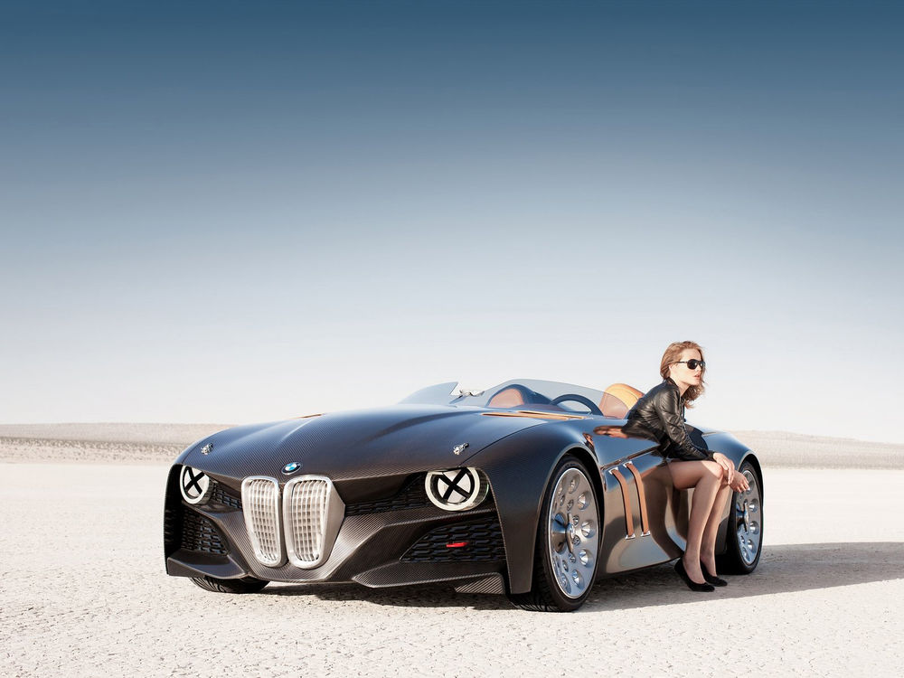 Обои для рабочего стола Девушка сидит в BMW кабриолете нового поколения