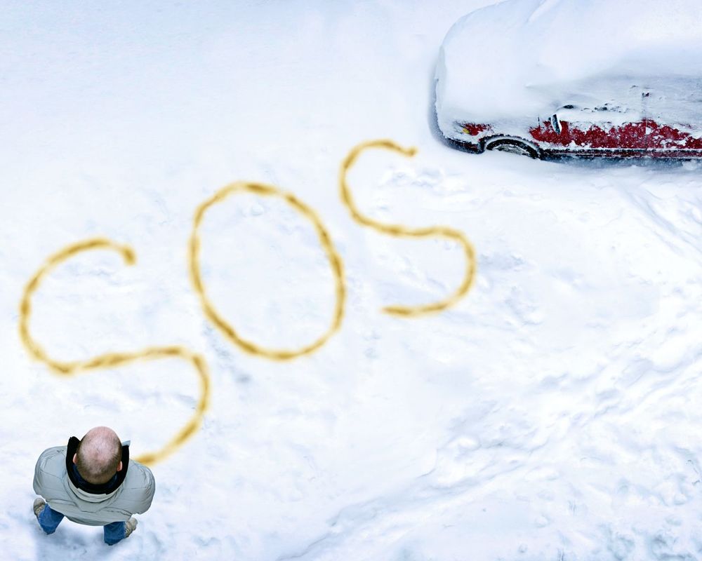 Обои для рабочего стола Мужчина застрял в снегу на своем авто, и просит о спасении (SOS)