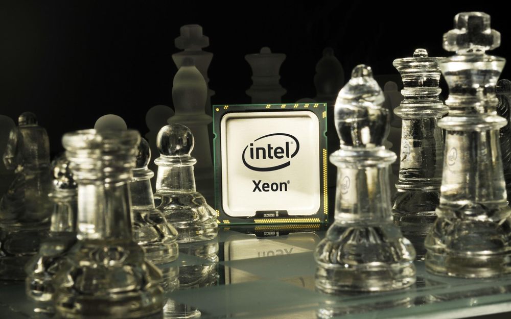 Обои для рабочего стола Процессор Intel Xeon окруженный прозрачными шахматными фигурами
