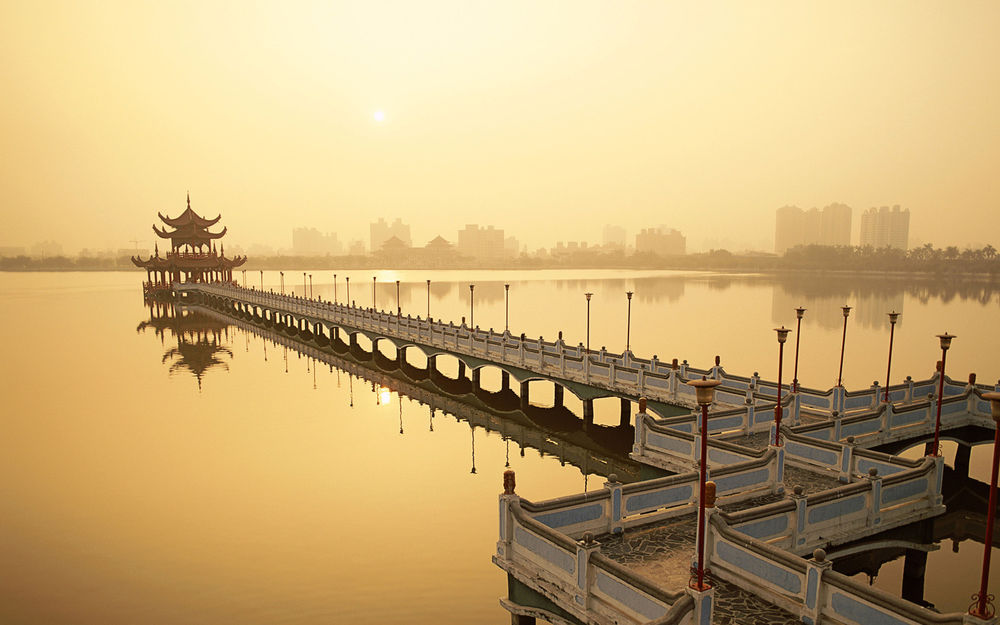Обои для рабочего стола Lotus Lake, Nine Cornered Bridge and Wuli Pagoda, Dawn, Sunrise, Kaohsiung, Taiwan