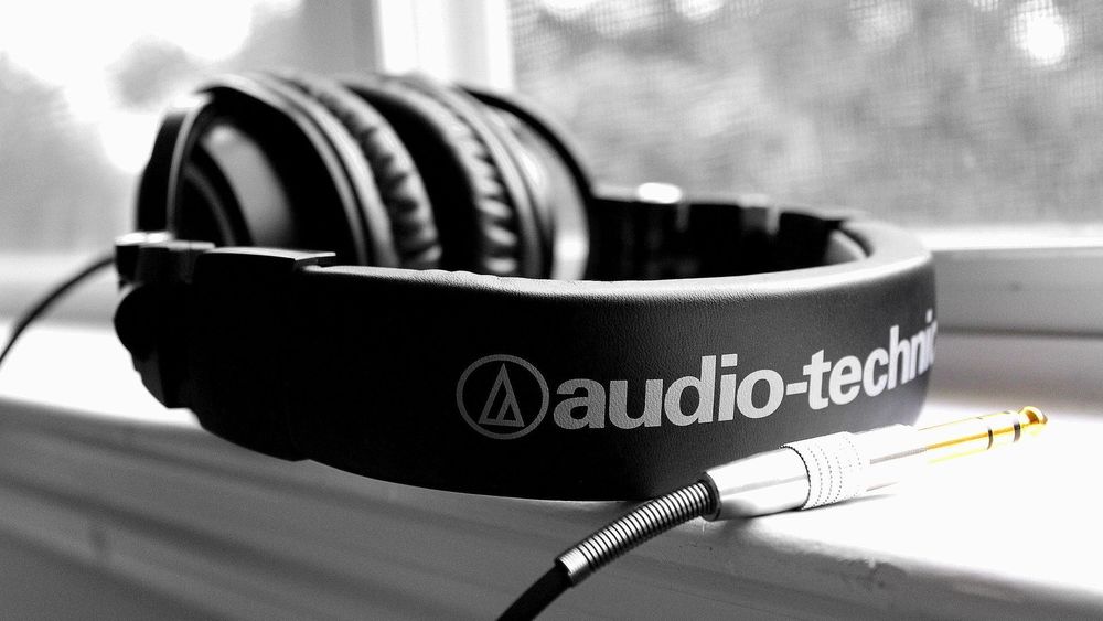 Обои для рабочего стола Черные наушники (audio-technic)