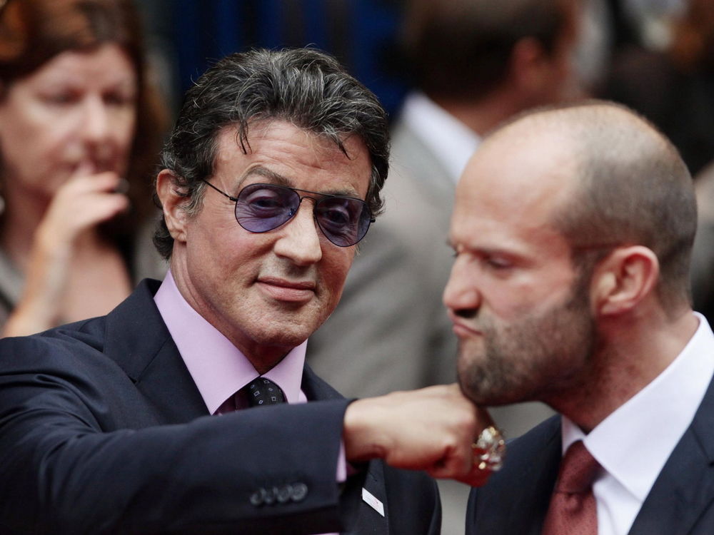 Обои для рабочего стола Сильвестер Сталлоне/ Sylvester Stallone  бьет в челюсть Джейсона Стэтхема / Jason Statham