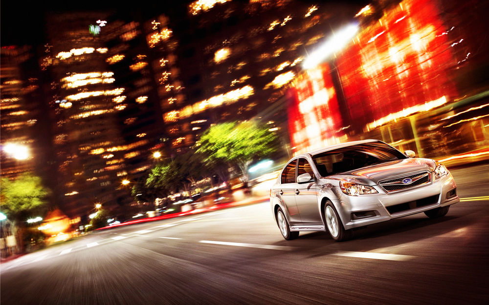 Обои для рабочего стола Subaru Legacy в ночном городе