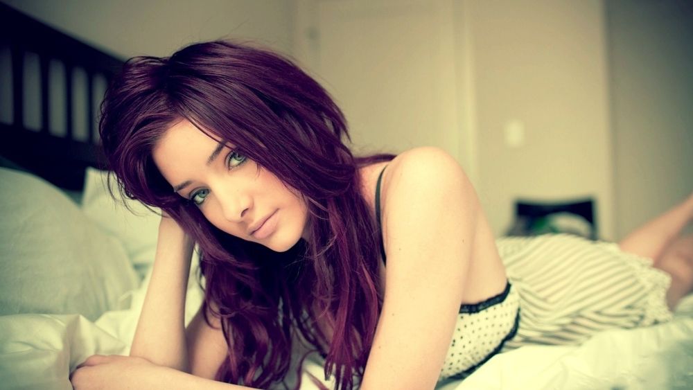 Обои для рабочего стола Susan Coffey лежит на кровати