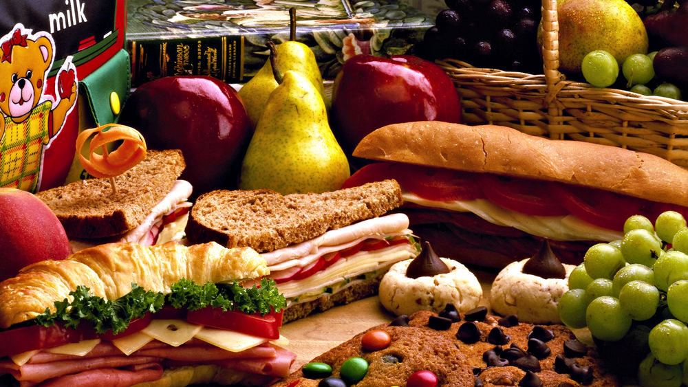 Обои для рабочего стола разнообразные бутерброды, груши, яблоки, портфель с надписью milk, виноград