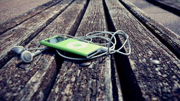Обои на рабочий стол Зеленый айпод / ipod на старых досках