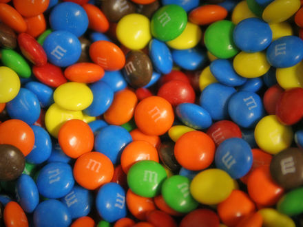 Обои на рабочий стол Цветные конфетки M&M