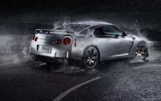 Обои на рабочий стол Нисан / Nissan ездит под дождем