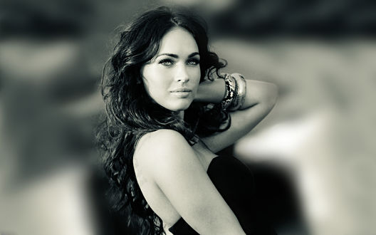 Обои на рабочий стол Меган Фокс / Megan Fox в черном платье на размытом фоне