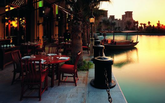 Обои на рабочий стол ОАЭ, Дубаи, Madinat Jumeirah Al Qasr вид на воду на закате