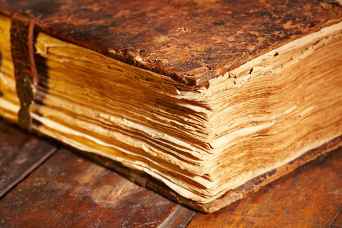 Обои на рабочий стол Древний фолиант / книга