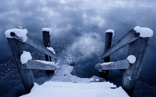 Обои на рабочий стол Лестница к замерзшей воде