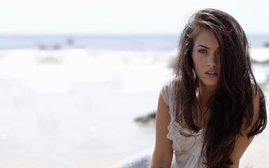 Обои на рабочий стол Меган Фокс / Megan Fox в светлой одежде у моря