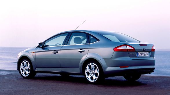 Обои на рабочий стол Ford на берегу моря