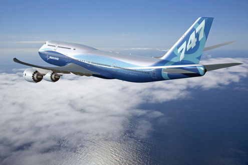 Обои на рабочий стол Boeing / Боинг747-8 летит над водой и над облаками (747)