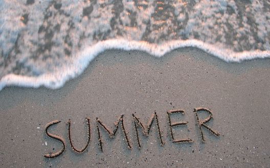 Обои на рабочий стол Надпись на песке summer