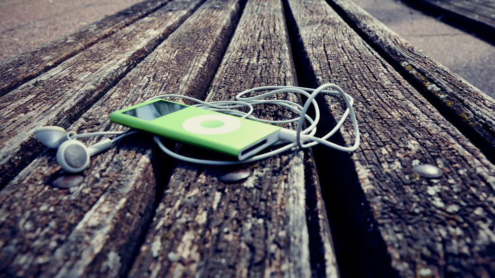 Обои для рабочего стола Зеленый айпод / ipod на старых досках