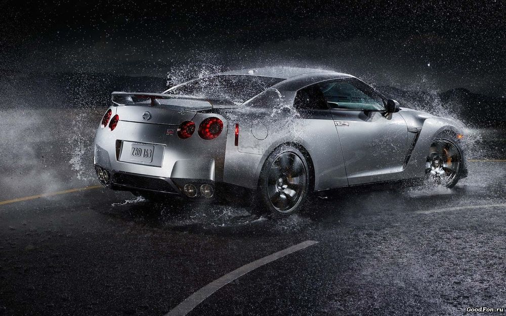 Обои для рабочего стола Нисан / Nissan ездит под дождем