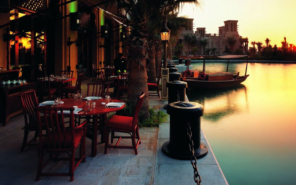 Обои для рабочего стола ОАЭ, Дубаи, Madinat Jumeirah Al Qasr вид на воду на закате