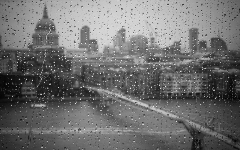 Обои для рабочего стола Сквозь запотевшее стекло со стекающими каплями дождя мы видим город Лондон / London, Англия / United Kingdom of Great Britain and Northern Ireland. Вид на St Pauls Cathedral и Millennium Bridge