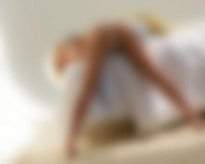 Обои для рабочего стола Девушка прилегла на кровать не в очень удобном положении
