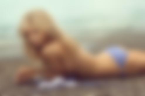 Обои для рабочего стола Danielle Kn / Даниэль Кн сняла голубой купальник на галичном пляже