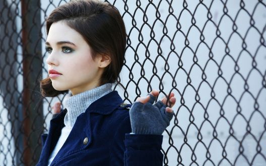 Обои на рабочий стол Актриса Индиа Айсли / India Eisley у заборной сетки