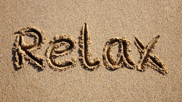 Обои на рабочий стол Надпись на песке (Relax)