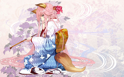 Обои на рабочий стол Kitsune / Кицунэ с длинными розовыми волосами, в кимоно с бабочками, с длинной трубкой в руке, сидит на фоне цветов