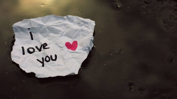 Обои на рабочий стол Смятая записка (I love you)