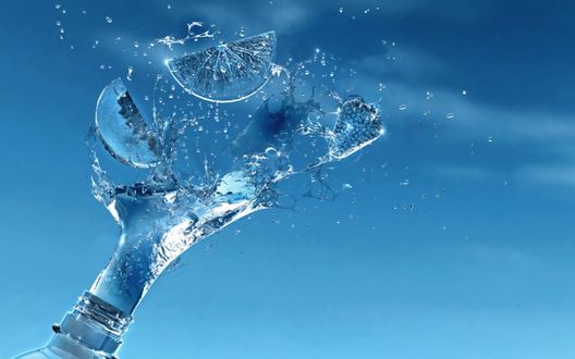 Обои на рабочий стол Вода с лимоном из бутылки