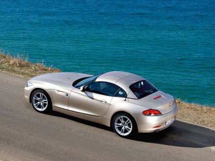 Обои на рабочий стол BMW Z4 едет по дороге у моря