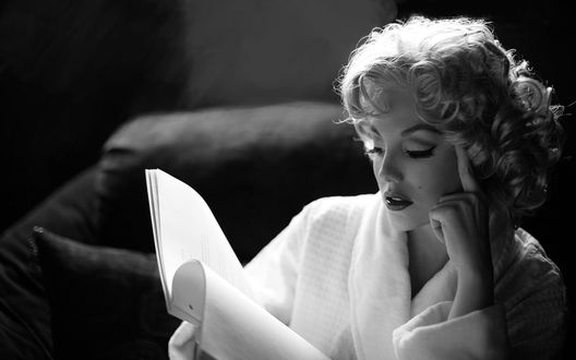 Обои на рабочий стол Модель, читающая сценарий, в образе Marilyn Monroe / Мерлин Монро