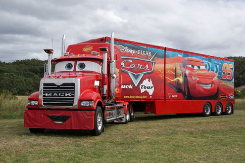 Обои на рабочий стол Трейлер Mack / Мак из мультфильма Тачки (Lisney Pixar Cars Tour 95)