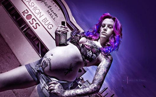 Обои на рабочий стол Беременная рокерша в татуировках с бутылкой Jacj Daniels (© I must be dead) (Ross, Fashion bug)